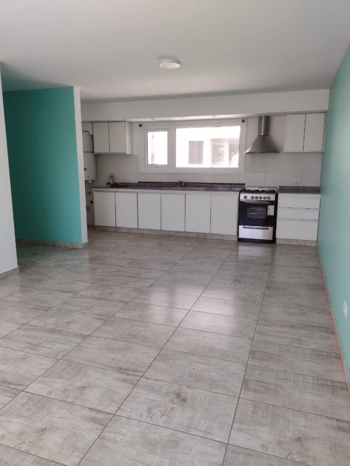 Alquiler 24 meses tres ambientes, primer piso por escalera, contrafrente , super luminoso!