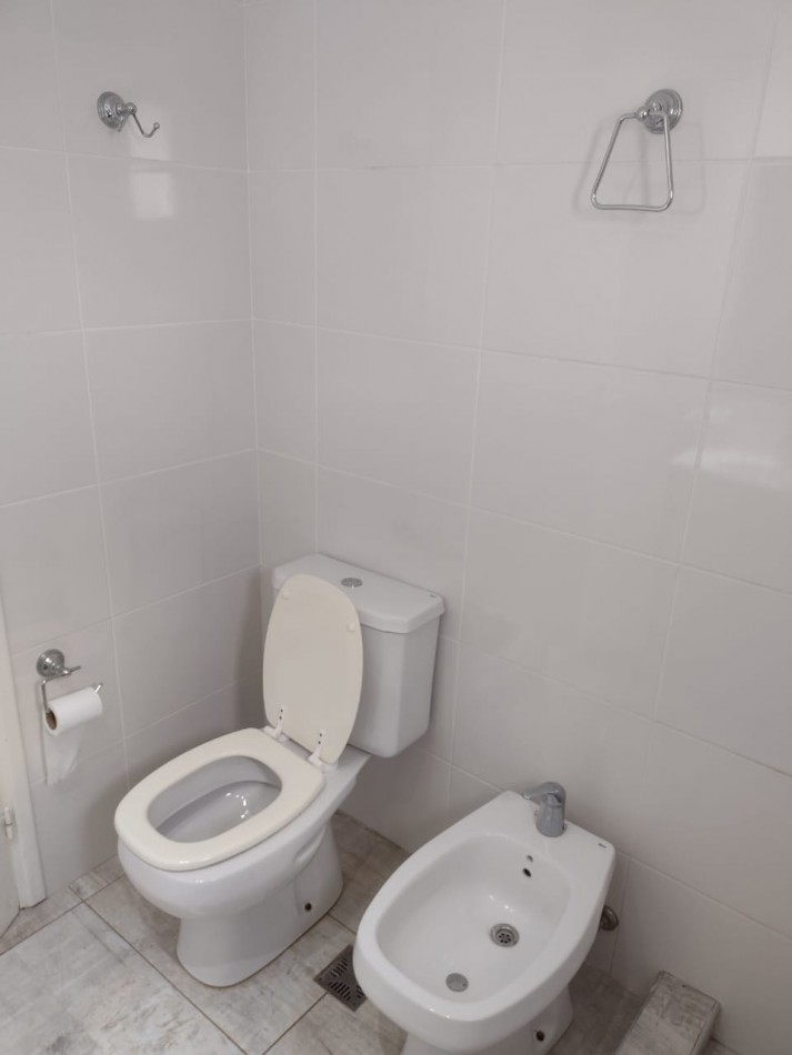 Alquiler 24 meses tres ambientes, primer piso por escalera, contrafrente , super luminoso!