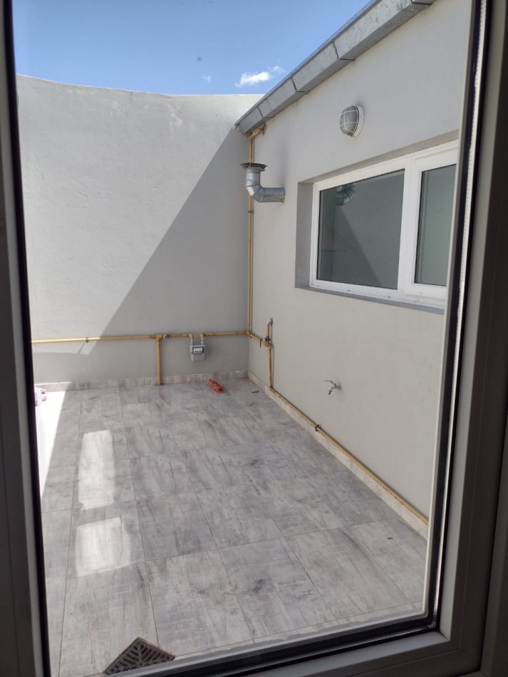 Alquiler 24 meses tres ambientes, primer piso por escalera, contrafrente , super luminoso!