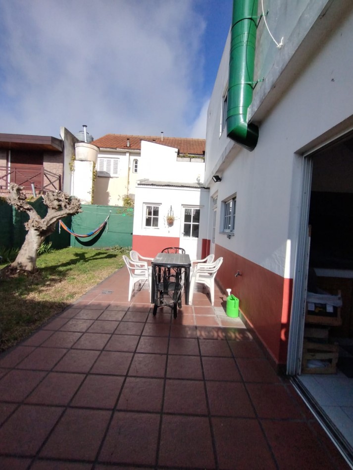 Casa cuatro ambientes con cochera y parque en zona la perla 