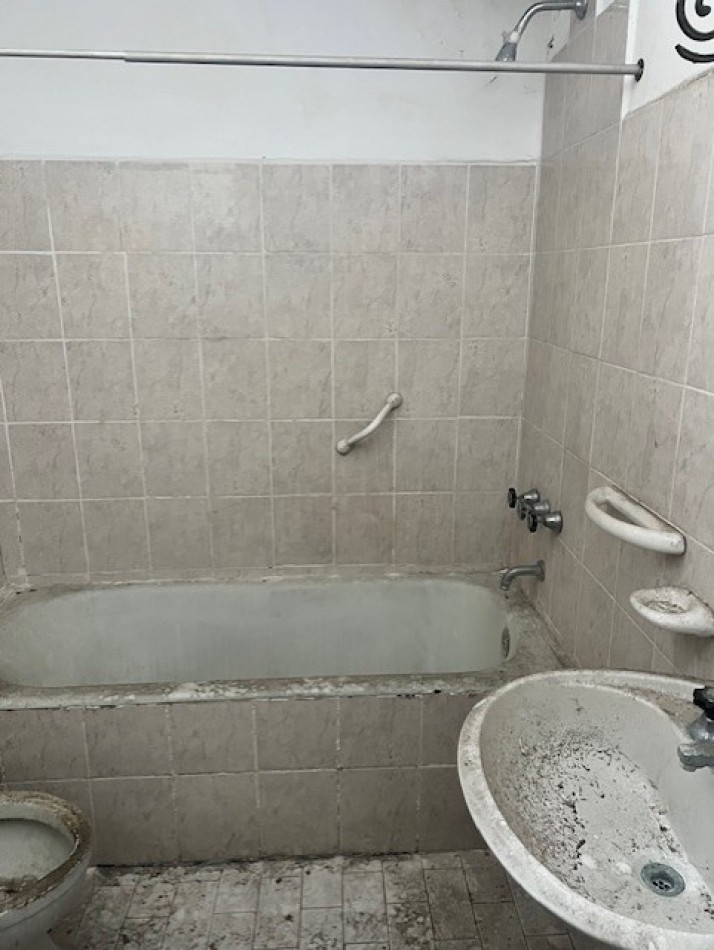 VENTA PH 3 AMB.  CON GARAJE Y PATIO, RAWSON Y CORDOBA, A RECICLAR !!!! INVERSORES !!!!