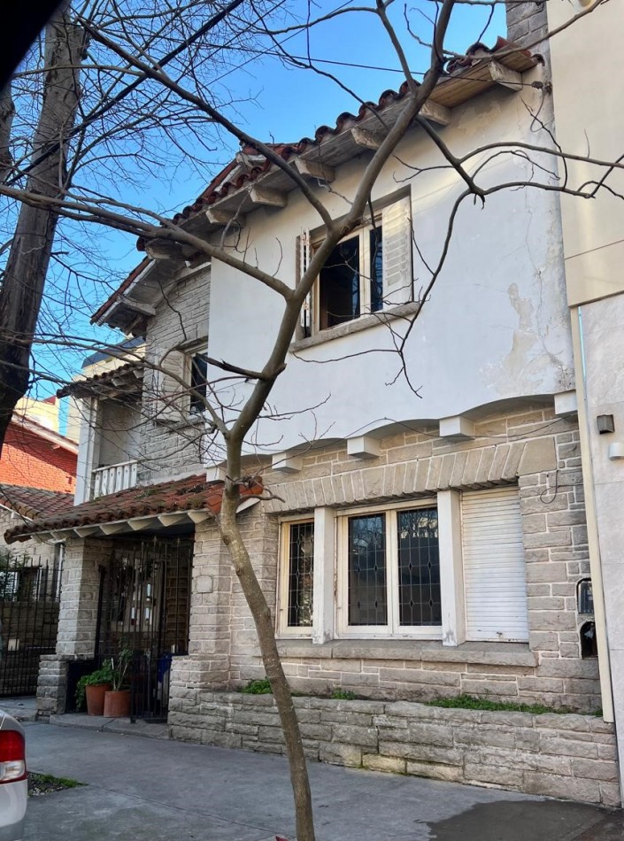 VENTA PH 3 AMB.  CON GARAJE Y PATIO, RAWSON Y CORDOBA, A RECICLAR !!!! INVERSORES !!!!
