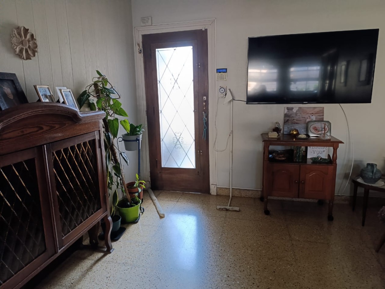 ALQUILER 24 MESES, ZONA SAN JOSE, CHALET DE 3 AMB. CON GARAJE Y PATIO.