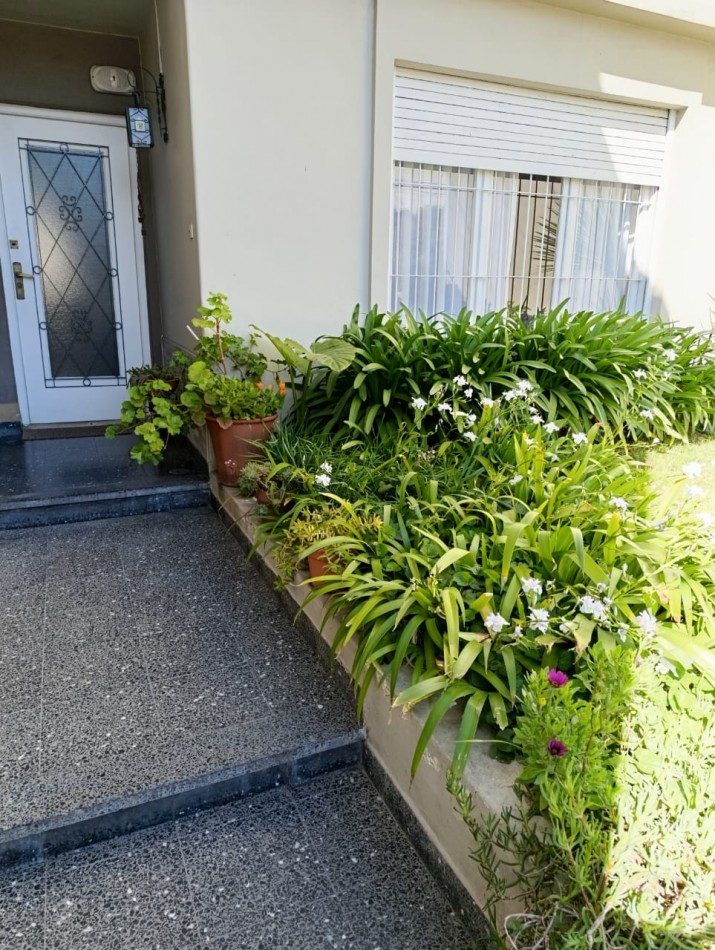 ALQUILER 24 MESES, ZONA SAN JOSE, CHALET DE 3 AMB. CON GARAJE Y PATIO.