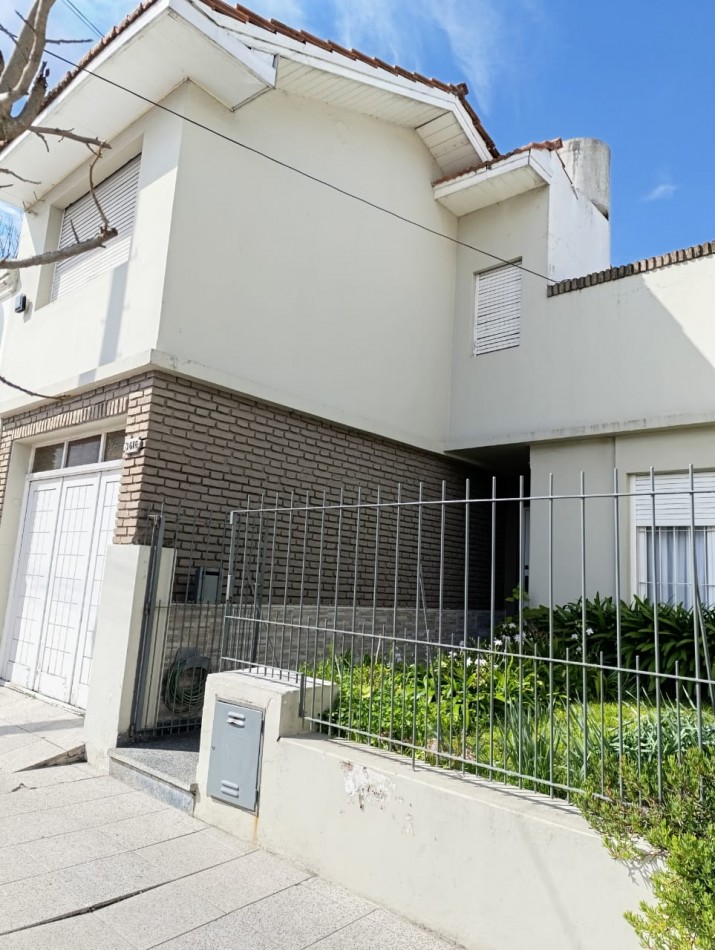 ALQUILER 24 MESES, ZONA SAN JOSE, CHALET DE 3 AMB. CON GARAJE Y PATIO.