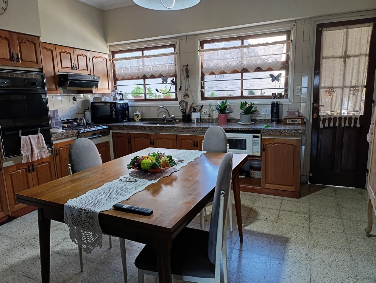 ALQUILER 24 MESES, ZONA SAN JOSE, CHALET DE 3 AMB. CON GARAJE Y PATIO.
