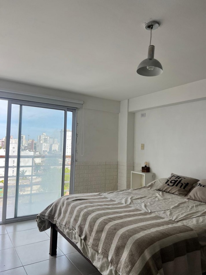 VENTA DPTO. 1 AMB., ZONA LA PERLA, CON BALCON Y ESPACIO DE COCHERA