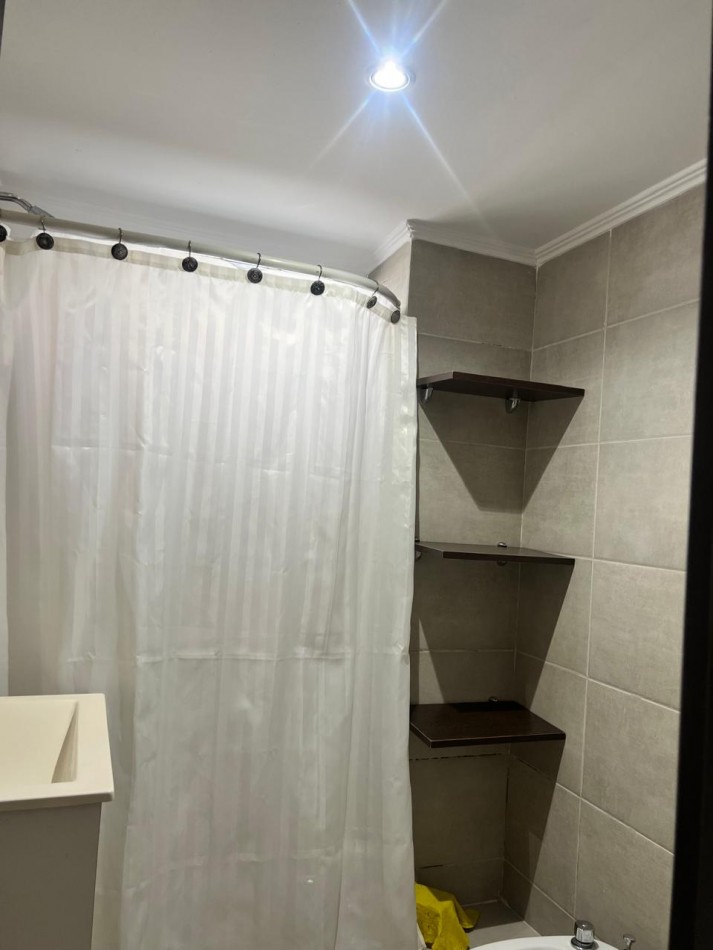 VENTA DPTO. 1 AMB., ZONA LA PERLA, CON BALCON Y ESPACIO DE COCHERA