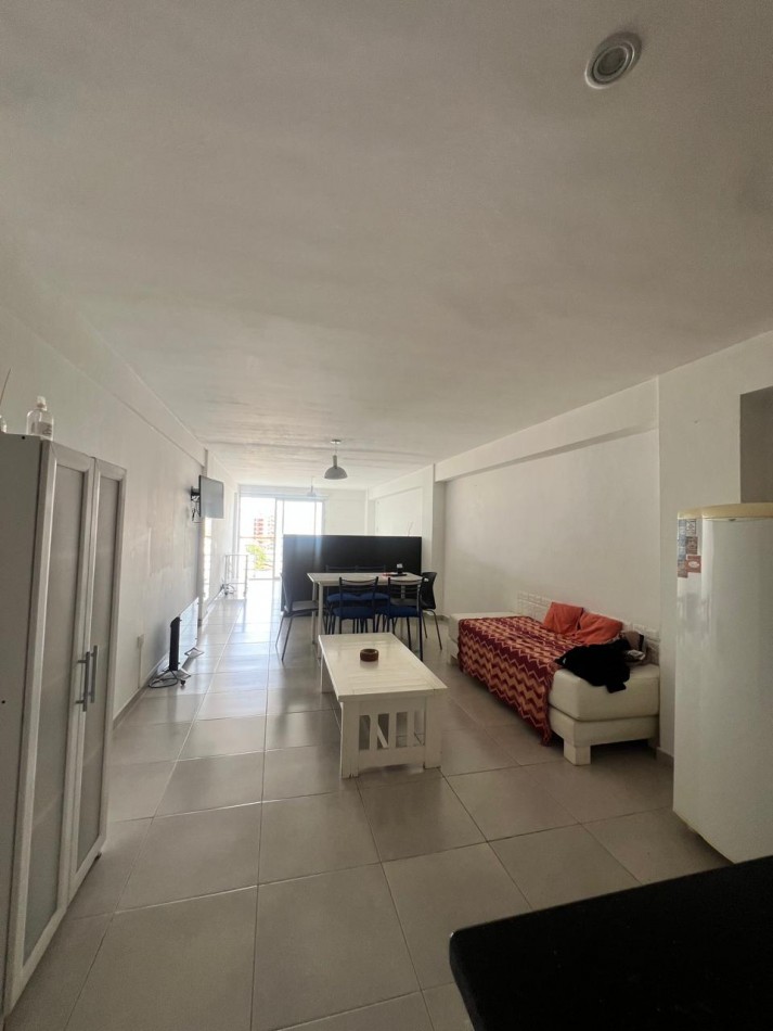 VENTA DPTO. 1 AMB., ZONA LA PERLA, CON BALCON Y ESPACIO DE COCHERA