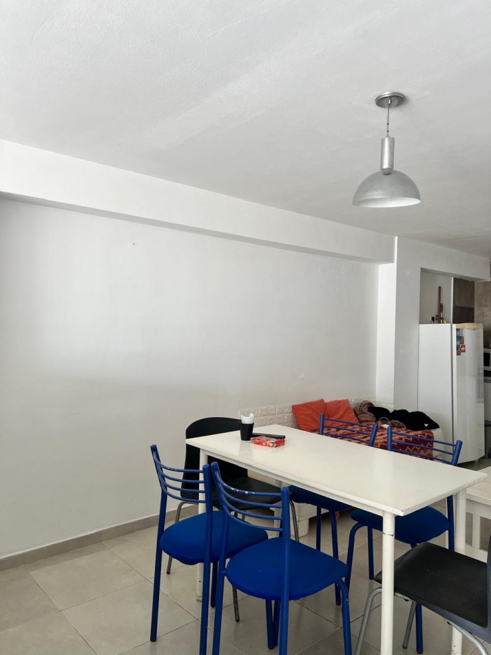 VENTA DPTO. 1 AMB., ZONA LA PERLA, CON BALCON Y ESPACIO DE COCHERA