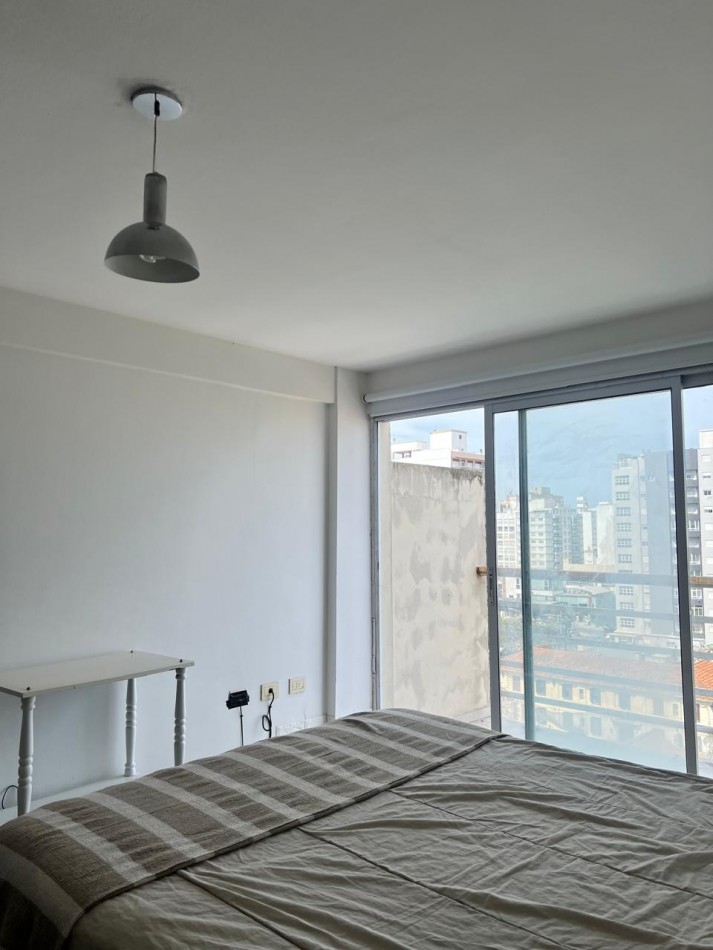VENTA DPTO. 1 AMB., ZONA LA PERLA, CON BALCON Y ESPACIO DE COCHERA