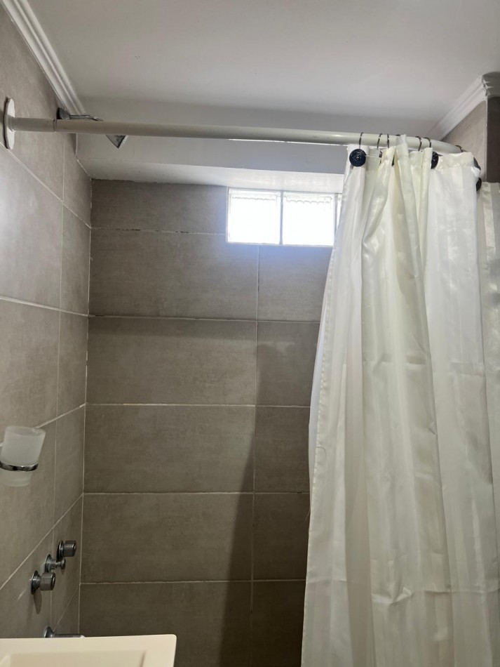 VENTA DPTO. 1 AMB., ZONA LA PERLA, CON BALCON Y ESPACIO DE COCHERA