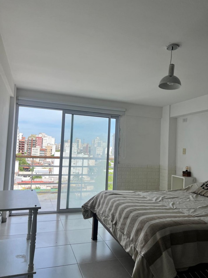 VENTA DPTO. 1 AMB., ZONA LA PERLA, CON BALCON Y ESPACIO DE COCHERA