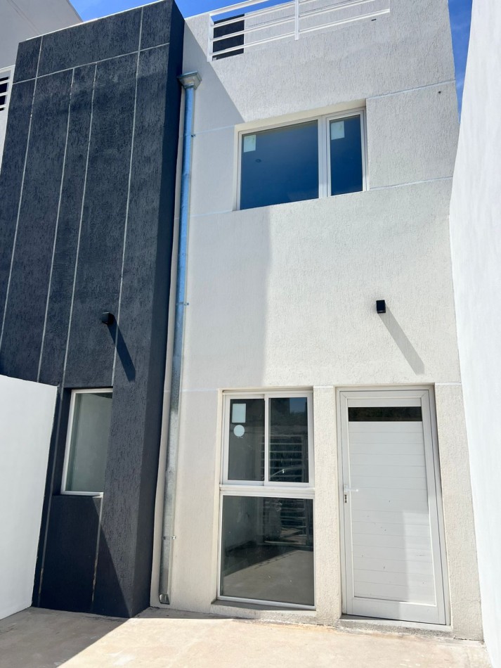 EXCELENTE TRIPLEX 4 AMBIENTES EN VENTA BARRIO SAN JOSE, PATIO, TERRAZA ENTRADA DE AUTO.