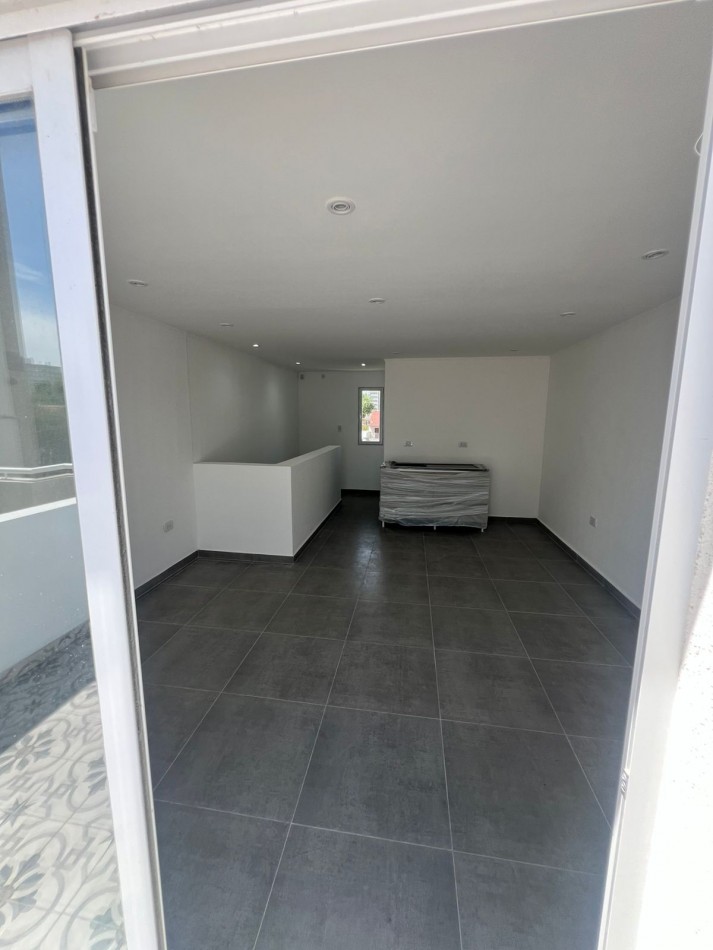 EXCELENTE TRIPLEX 4 AMBIENTES EN VENTA BARRIO SAN JOSE, PATIO, TERRAZA ENTRADA DE AUTO.