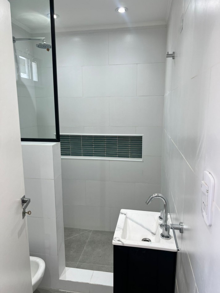 EXCELENTE TRIPLEX 4 AMBIENTES EN VENTA BARRIO SAN JOSE, PATIO, TERRAZA ENTRADA DE AUTO.