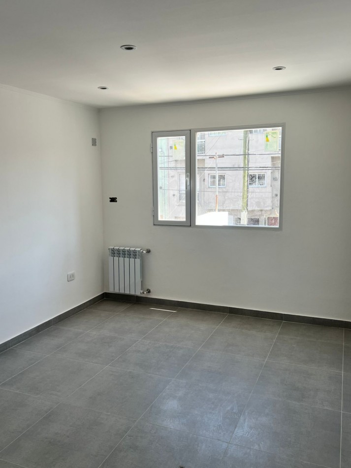 EXCELENTE TRIPLEX 4 AMBIENTES EN VENTA BARRIO SAN JOSE, PATIO, TERRAZA ENTRADA DE AUTO.