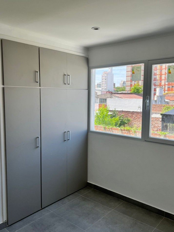 EXCELENTE TRIPLEX 4 AMBIENTES EN VENTA BARRIO SAN JOSE, PATIO, TERRAZA ENTRADA DE AUTO.