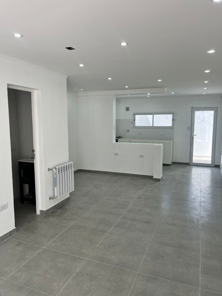 EXCELENTE TRIPLEX 4 AMBIENTES EN VENTA BARRIO SAN JOSE, PATIO, TERRAZA ENTRADA DE AUTO.