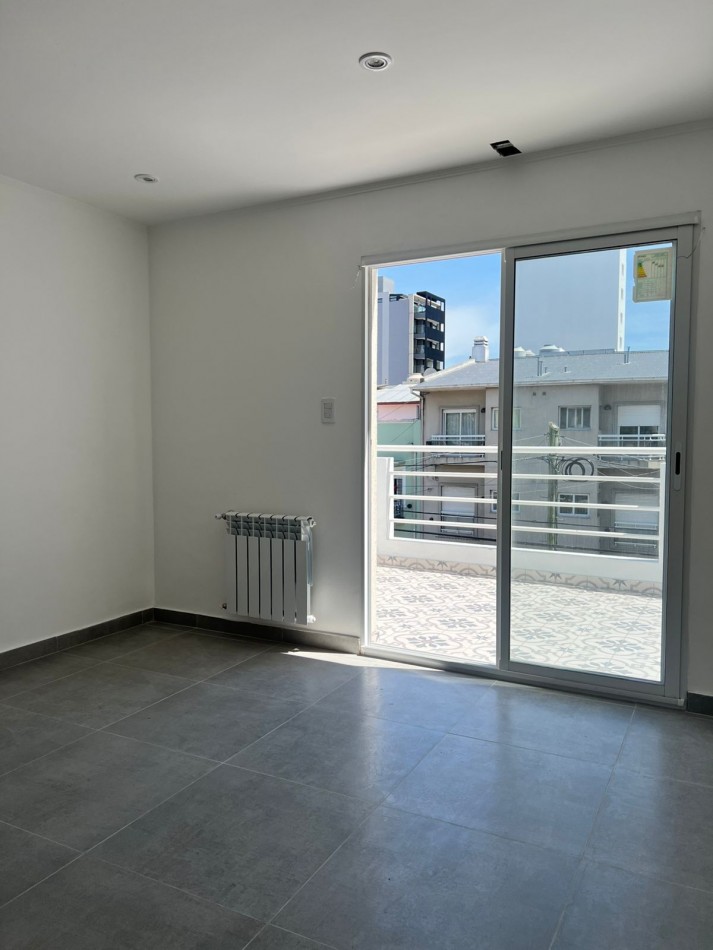EXCELENTE TRIPLEX 4 AMBIENTES EN VENTA BARRIO SAN JOSE, PATIO, TERRAZA ENTRADA DE AUTO.