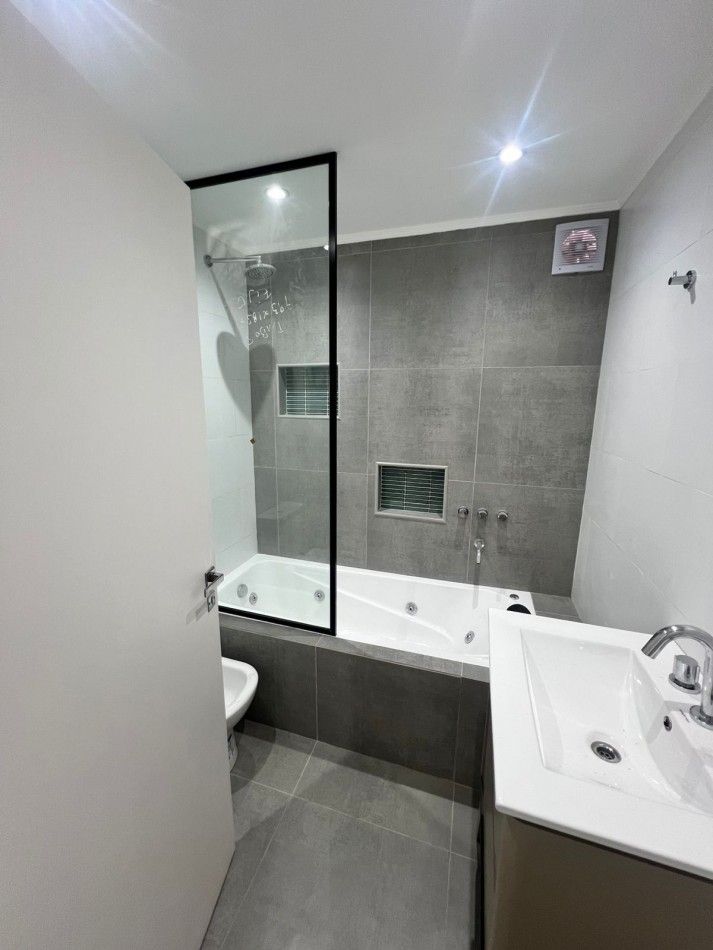 EXCELENTE TRIPLEX 4 AMBIENTES EN VENTA BARRIO SAN JOSE, PATIO, TERRAZA ENTRADA DE AUTO.