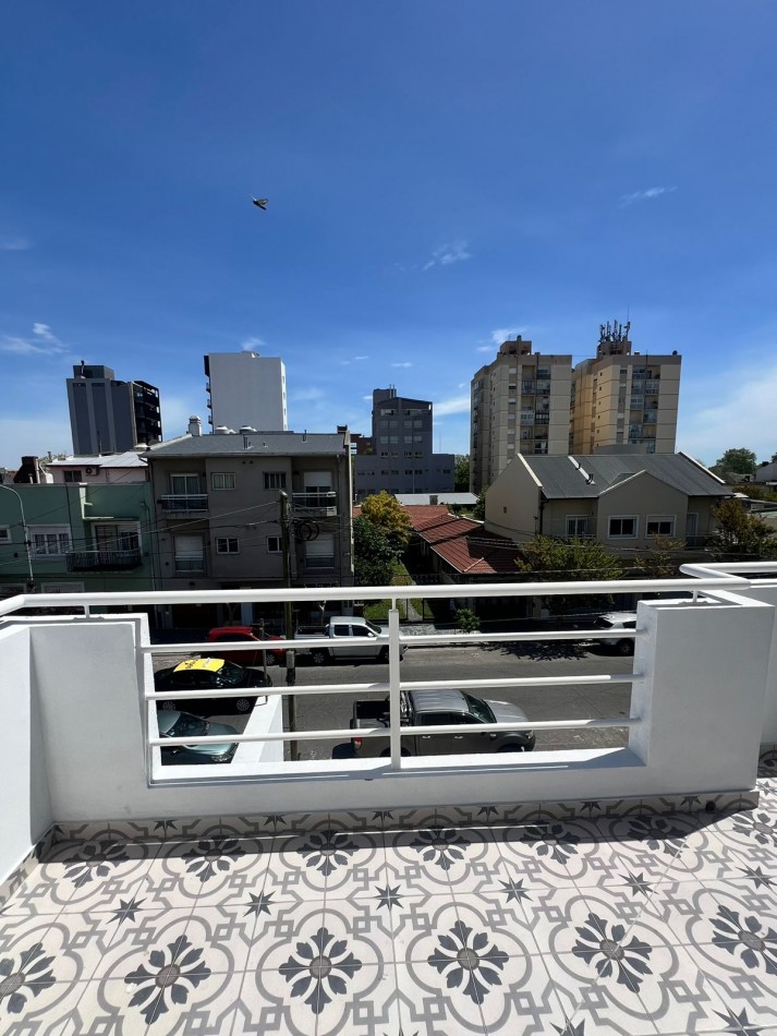 EXCELENTE TRIPLEX 4 AMBIENTES EN VENTA BARRIO SAN JOSE, PATIO, TERRAZA ENTRADA DE AUTO.