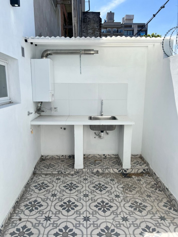 EXCELENTE TRIPLEX 4 AMBIENTES EN VENTA BARRIO SAN JOSE, PATIO, TERRAZA ENTRADA DE AUTO.