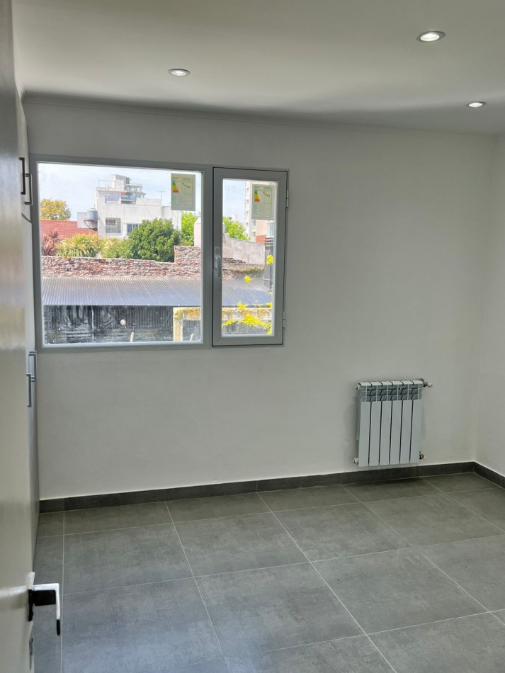 EXCELENTE TRIPLEX 4 AMBIENTES EN VENTA BARRIO SAN JOSE, PATIO, TERRAZA ENTRADA DE AUTO.