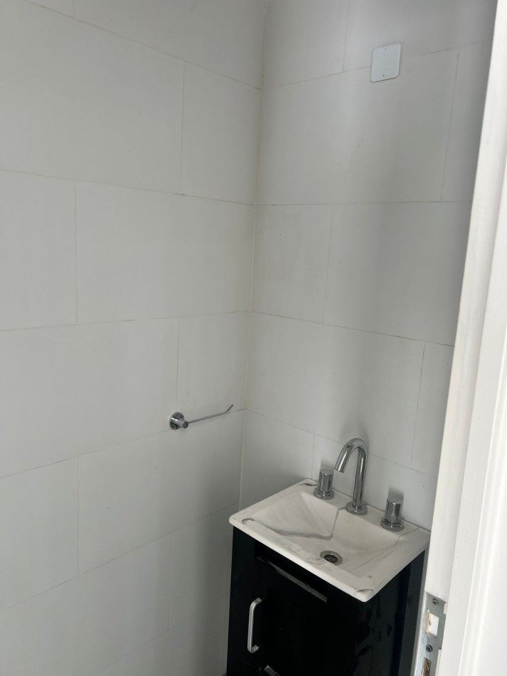 EXCELENTE TRIPLEX 4 AMBIENTES EN VENTA BARRIO SAN JOSE, PATIO, TERRAZA ENTRADA DE AUTO.