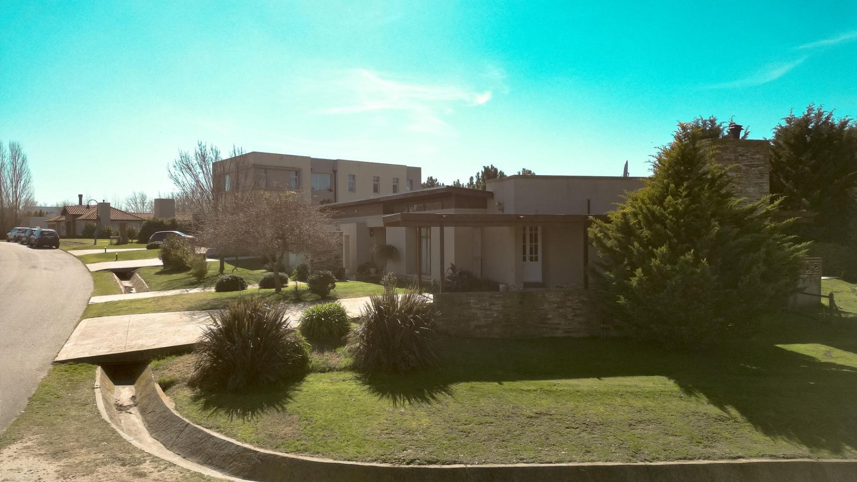 venta RUMENCO corte  moderno,  excelente diseño,  gusto y confort, parque, piscina climatizada, galeria cubierta, bauleras de guardado, entrada para varios autos, optima eleccion !!!!