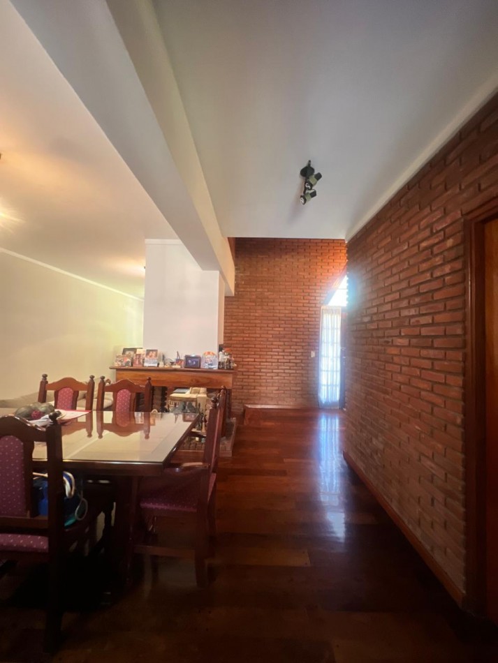 CHALET 4 AMB. CON PARQUE Y JARDIN AL FRENTE, EXCELENTE ESTADO, ZONA D E PRIVILEGIO....PYA. GRANDE, DIVINO ROSTRO