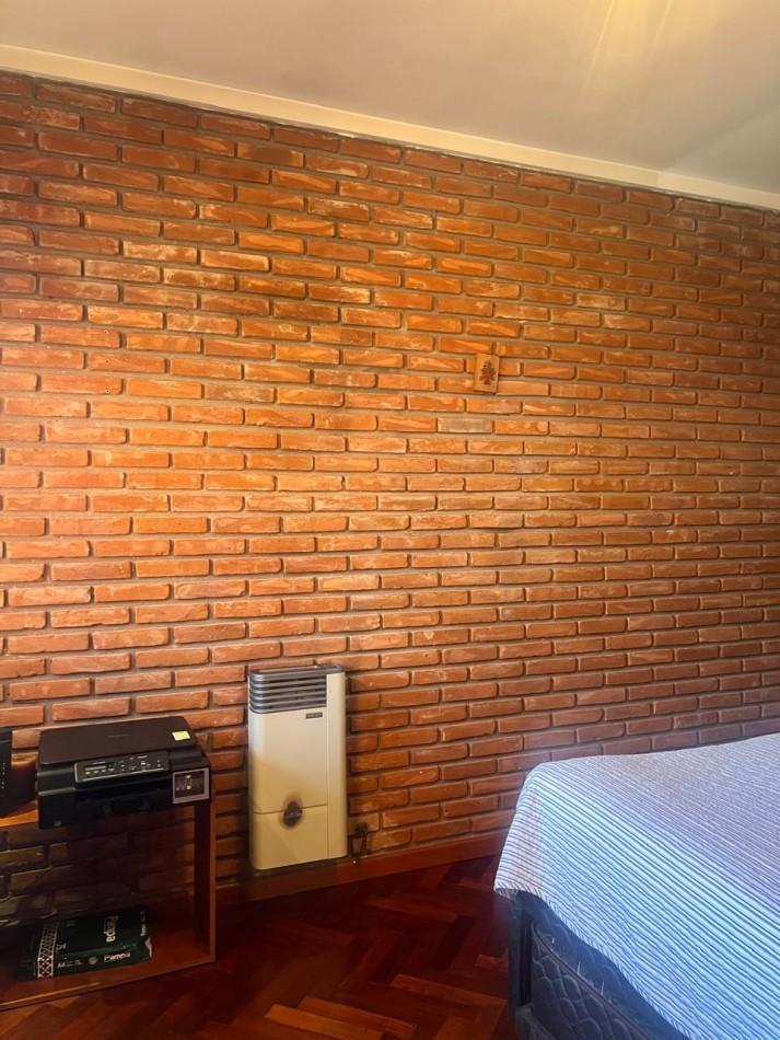 CHALET 4 AMB. CON PARQUE Y JARDIN AL FRENTE, EXCELENTE ESTADO, ZONA D E PRIVILEGIO....PYA. GRANDE, DIVINO ROSTRO