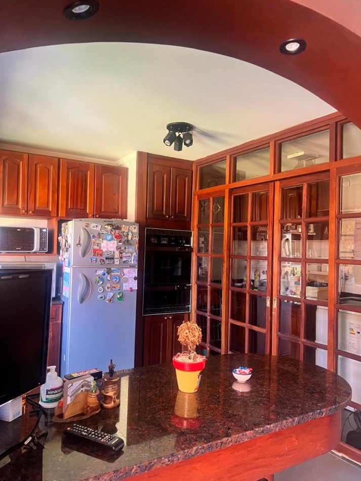 CHALET 4 AMB. CON PARQUE Y JARDIN AL FRENTE, EXCELENTE ESTADO, ZONA D E PRIVILEGIO....PYA. GRANDE, DIVINO ROSTRO