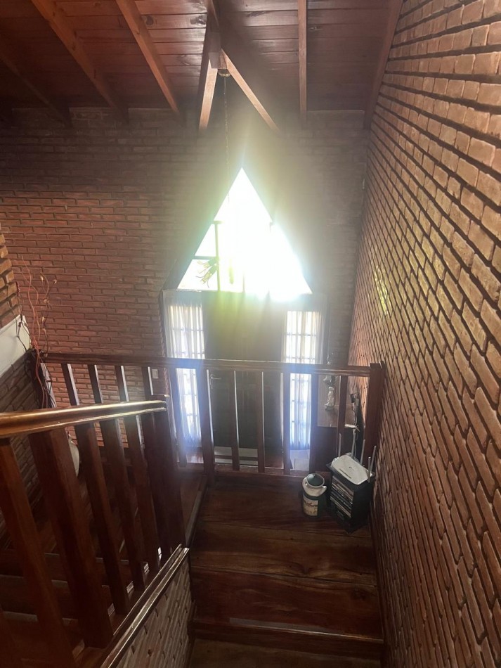 CHALET 4 AMB. CON PARQUE Y JARDIN AL FRENTE, EXCELENTE ESTADO, ZONA D E PRIVILEGIO....PYA. GRANDE, DIVINO ROSTRO