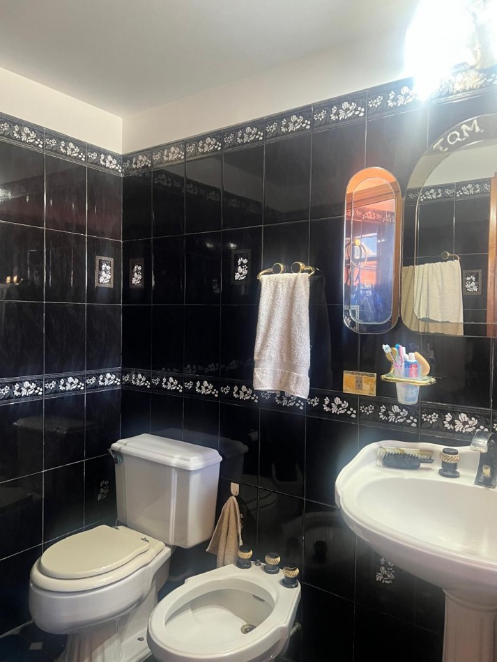 CHALET 4 AMB. CON PARQUE Y JARDIN AL FRENTE, EXCELENTE ESTADO, ZONA D E PRIVILEGIO....PYA. GRANDE, DIVINO ROSTRO