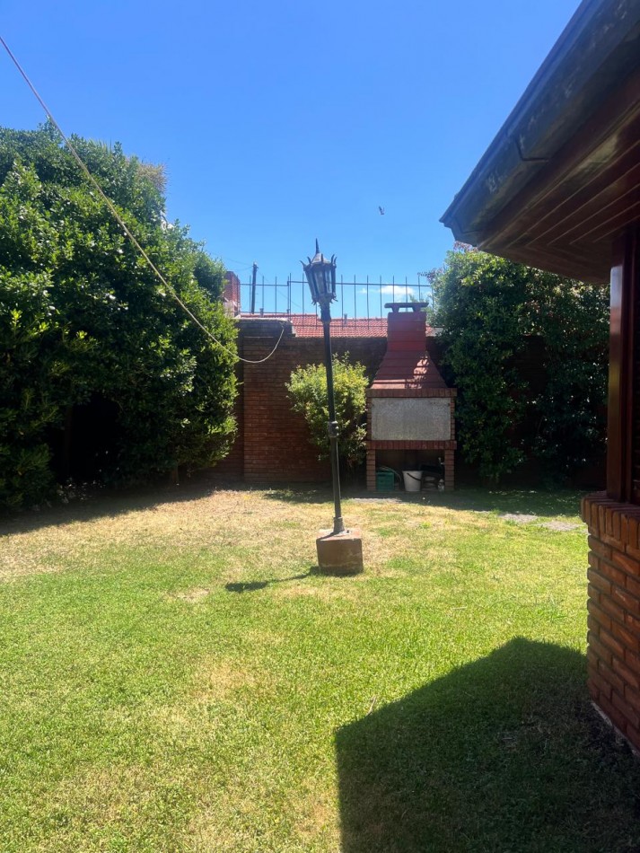 CHALET 4 AMB. CON PARQUE Y JARDIN AL FRENTE, EXCELENTE ESTADO, ZONA D E PRIVILEGIO....PYA. GRANDE, DIVINO ROSTRO