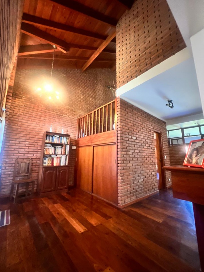 CHALET 4 AMB. CON PARQUE Y JARDIN AL FRENTE, EXCELENTE ESTADO, ZONA D E PRIVILEGIO....PYA. GRANDE, DIVINO ROSTRO