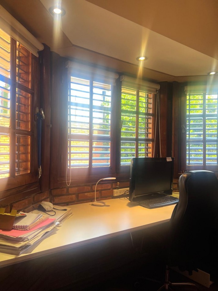 CHALET 4 AMB. CON PARQUE Y JARDIN AL FRENTE, EXCELENTE ESTADO, ZONA D E PRIVILEGIO....PYA. GRANDE, DIVINO ROSTRO