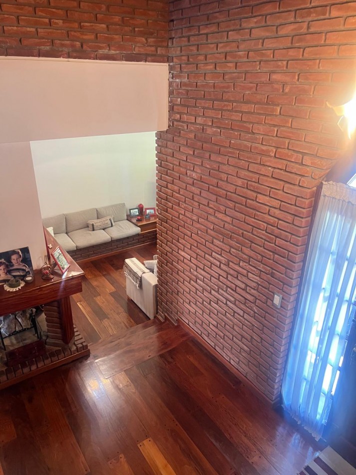 CHALET 4 AMB. CON PARQUE Y JARDIN AL FRENTE, EXCELENTE ESTADO, ZONA D E PRIVILEGIO....PYA. GRANDE, DIVINO ROSTRO