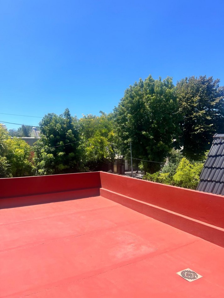 CHALET 4 AMB. CON PARQUE Y JARDIN AL FRENTE, EXCELENTE ESTADO, ZONA D E PRIVILEGIO....PYA. GRANDE, DIVINO ROSTRO