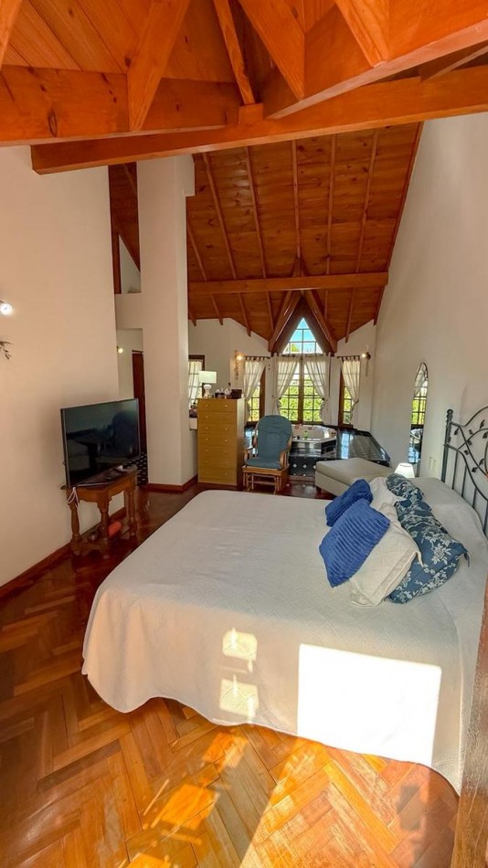 CHALET 4 AMB. CON PARQUE Y JARDIN AL FRENTE, EXCELENTE ESTADO, ZONA D E PRIVILEGIO....PYA. GRANDE, DIVINO ROSTRO