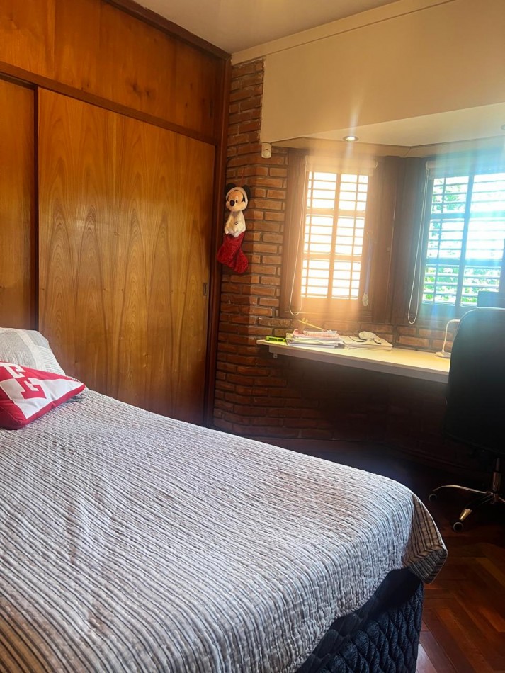 CHALET 4 AMB. CON PARQUE Y JARDIN AL FRENTE, EXCELENTE ESTADO, ZONA D E PRIVILEGIO....PYA. GRANDE, DIVINO ROSTRO