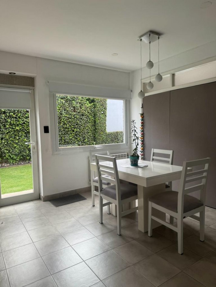 MAR DEL PLATA ALQUILER, ANUAL, IMPORTANTE CHALET DE 5 AMB. CON PARQUE Y PISCINA