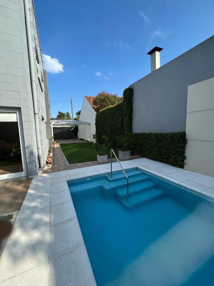 MAR DEL PLATA ALQUILER, ANUAL, IMPORTANTE CHALET DE 5 AMB. CON PARQUE Y PISCINA