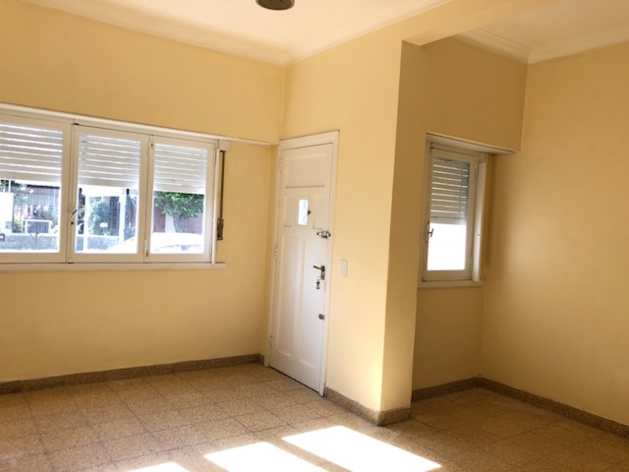 ZONA CHAUVIN ALQUILER PORFESIONAL O  COMERCIAL !!!! PH DE 3 AMB. AL FRENTE