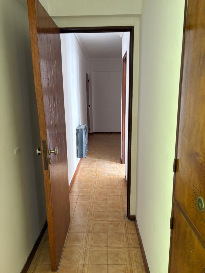 departamento en venta, zona punta mogotes !!! 3 amb. estado original muy bueno !!! con vista parcial al mar !!! 1° piso x escalera