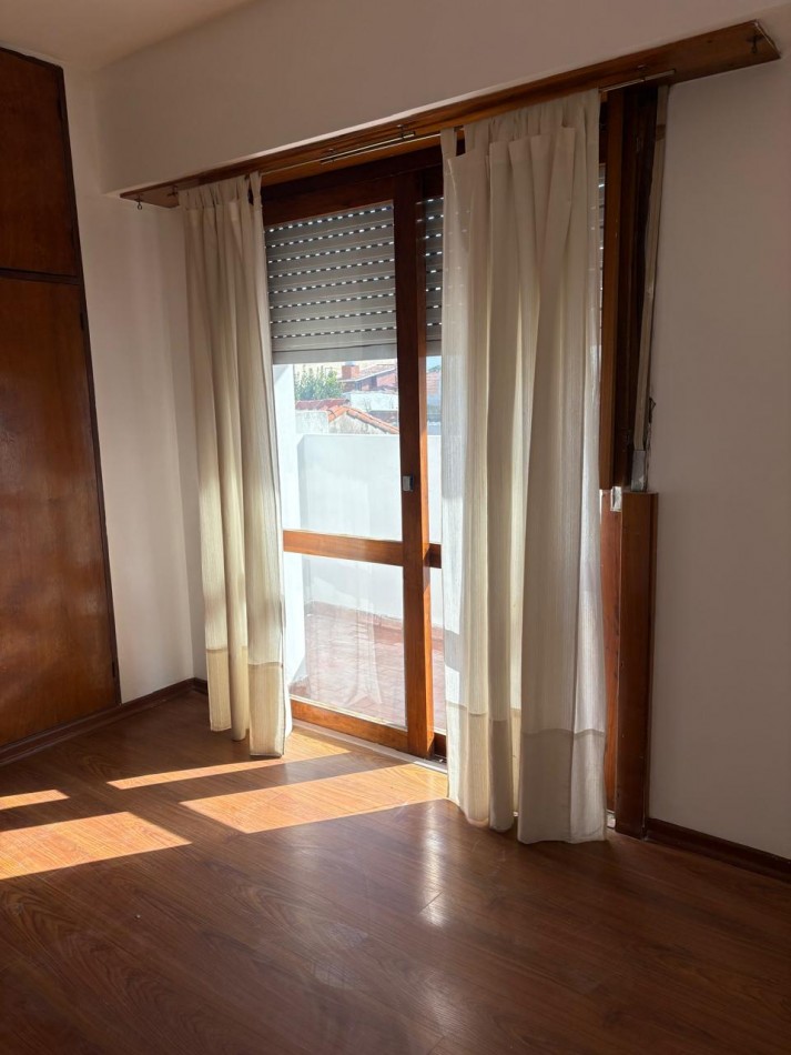 departamento en venta, zona punta mogotes !!! 3 amb. estado original muy bueno !!! con vista parcial al mar !!! 1° piso x escalera