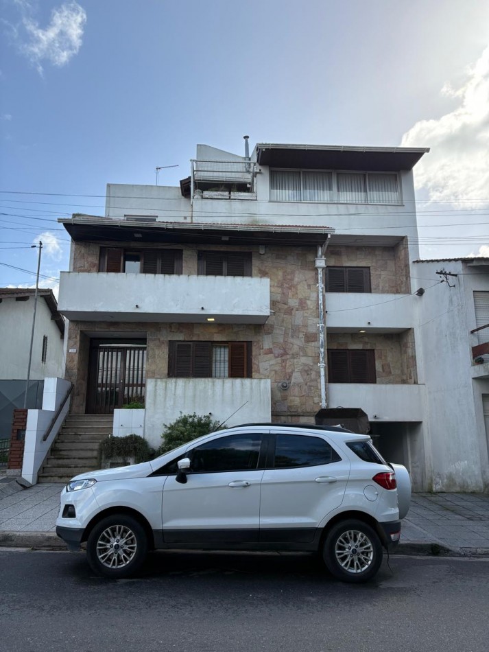 departamento en venta, zona punta mogotes !!! 3 amb. estado original muy bueno !!! con vista parcial al mar !!! 1° piso x escalera