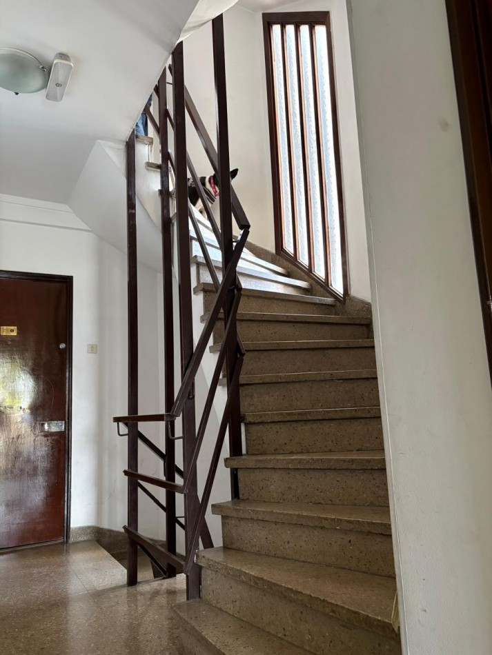 departamento en venta, zona punta mogotes !!! 3 amb. estado original muy bueno !!! con vista parcial al mar !!! 1° piso x escalera