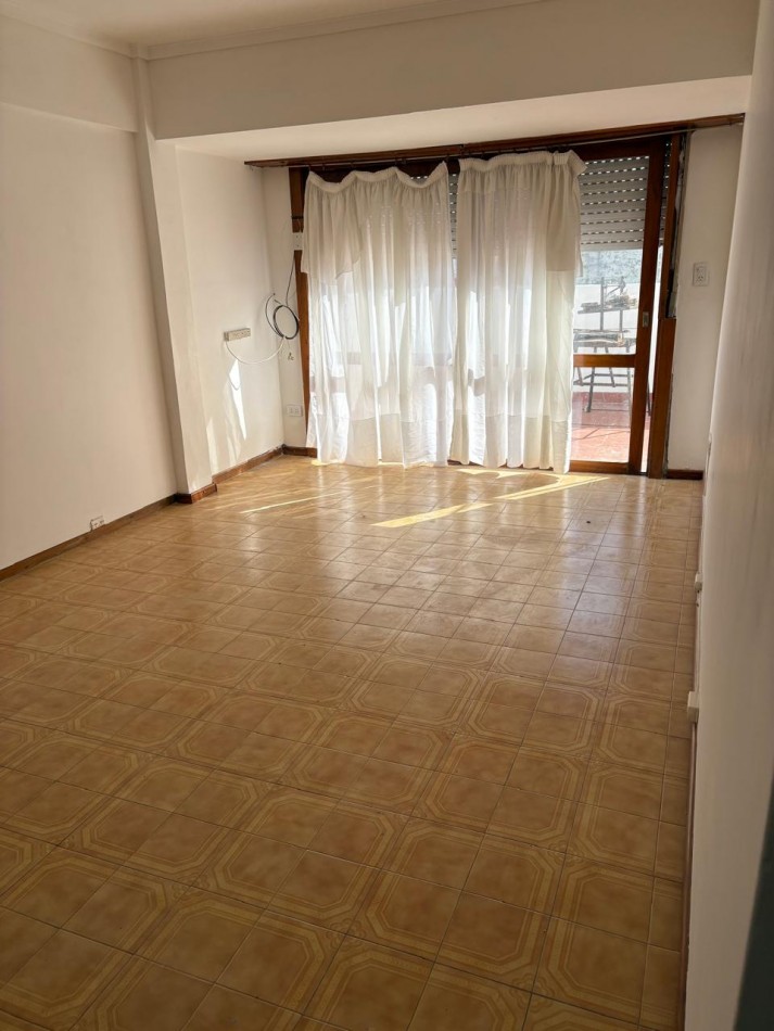 departamento en venta, zona punta mogotes !!! 3 amb. estado original muy bueno !!! con vista parcial al mar !!! 1° piso x escalera